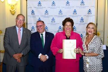 Juana María Luis Florido muestra el diploma que le entregó el Colegio de Enfermería de Las Palmas por sus 50 años de colegiada (Foto TA)